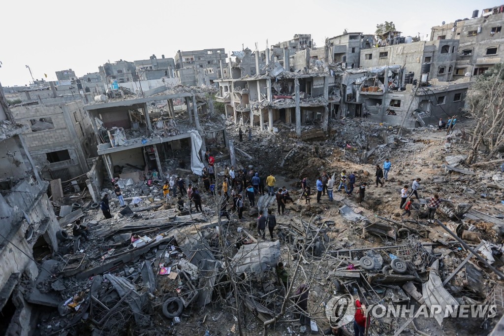 ′망연자실′…폭격으로 파괴된 팔레스타인 가자지구 건물