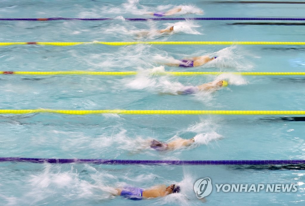 '물살을 가르며'