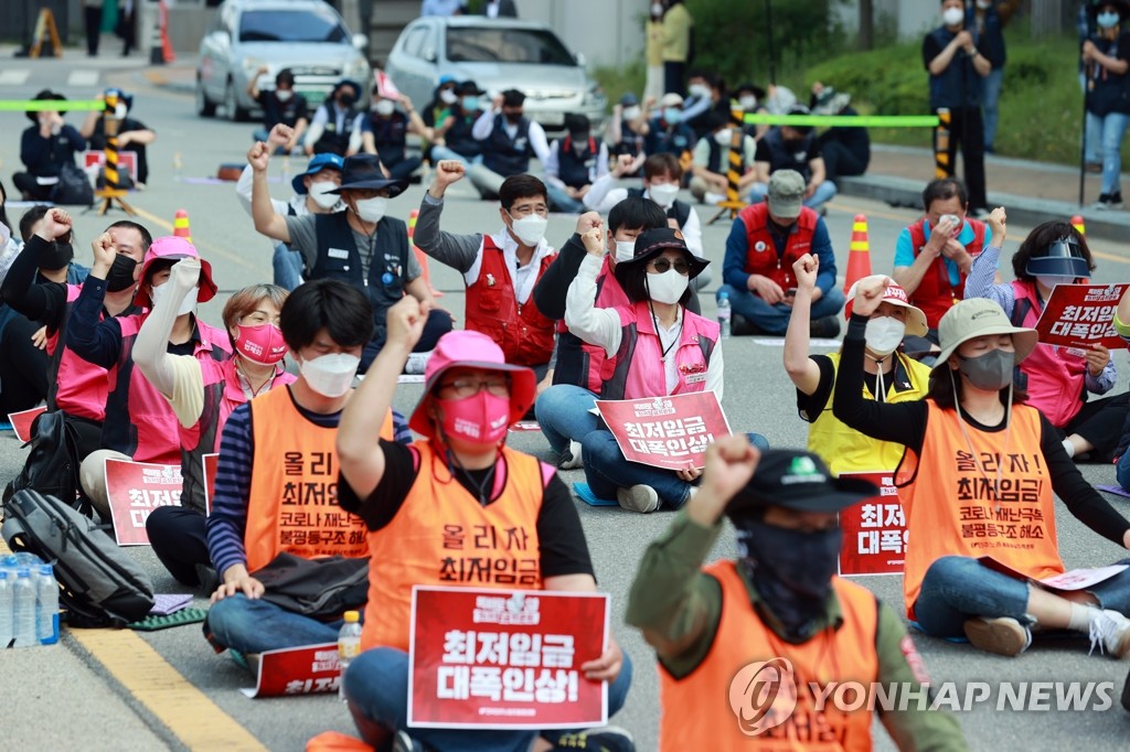 민주노총, 최저임금 회의 불참…장외집회서 '대폭 인상' 요구