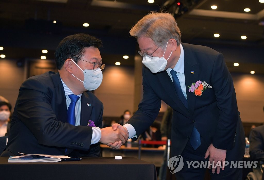 인사하는 민주당 송영길 대표와 이재명 경기도지사