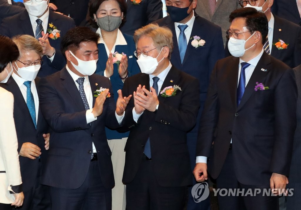 성공포럼 창립총회에서 박수치는 이재명