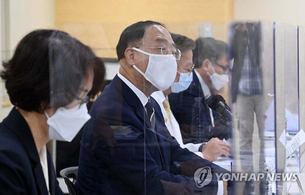 혁신성장 BIG3 추진회의서 발언하는 홍남기 경제부총리