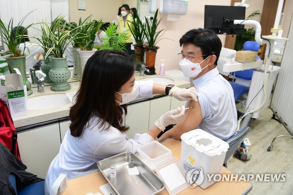 코로나19 백신 접종하는 이석문 제주교육감