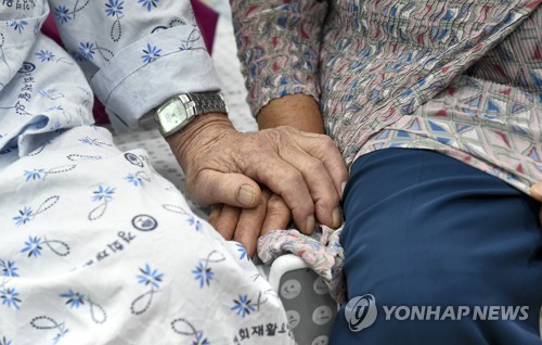 요양병원 대면 면회 가능…꼭 잡은 두 손