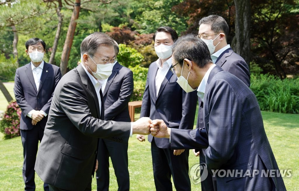 문 대통령, 김기남 삼성전자 부회장과 인사