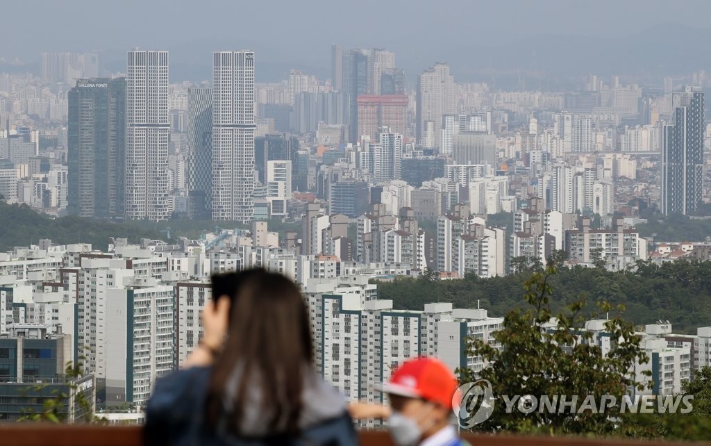 서울 중구 남산에서 바라본 성동구 아파트(위쪽) 일대
