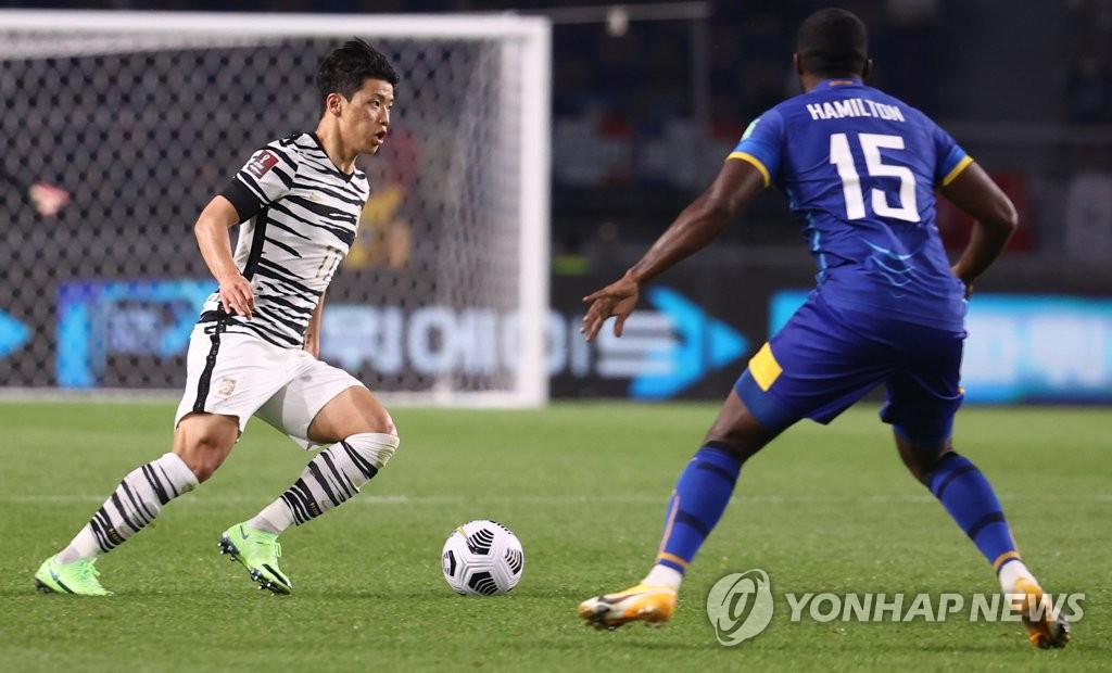 Hwang Hee-chan of South Korea (L) tries to dribble past Marvin Hamilton of Sri Lanka during the teams' Group H match in the second round of the Asian qualification for the 2022 FIFA World Cup at Goyang Stadium in Goyang, Gyeonggi Province, on June 9, 2021. (Yonhap)