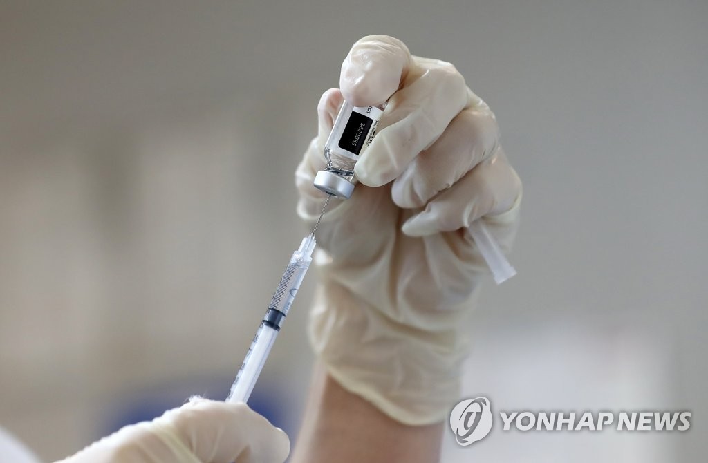 A health worker prepares to give a Janssen COVID-19 vaccine shot to a citizen at a hospital in Daejeon on June 10, 2021. (Yonhap)