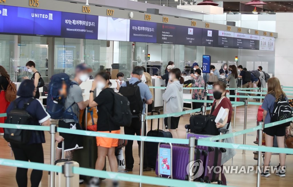 El aeropuerto de Incheon lleno de gente El aeropuerto de Incheon lleno de gente