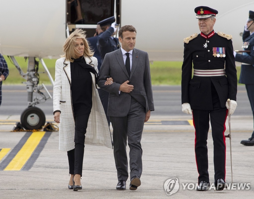 G7 정상회의 앞두고 영국 도착하는 프랑스 대통령 부부