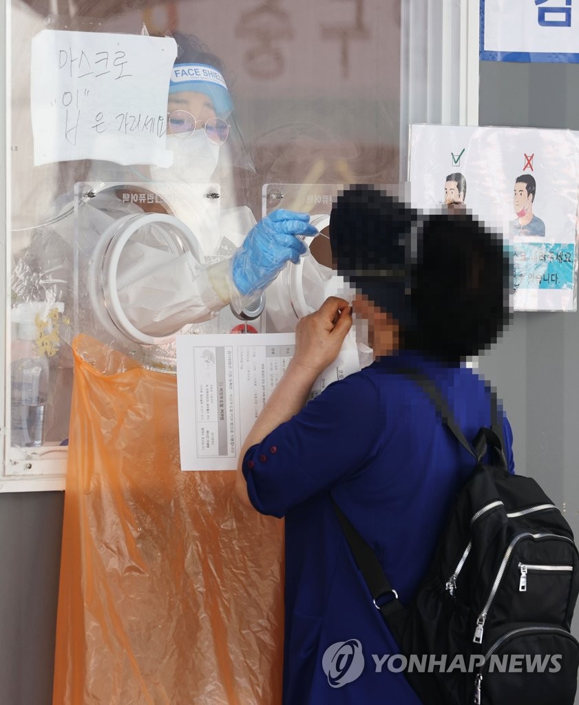오늘도 코로나19 검사로 분주한 의료진