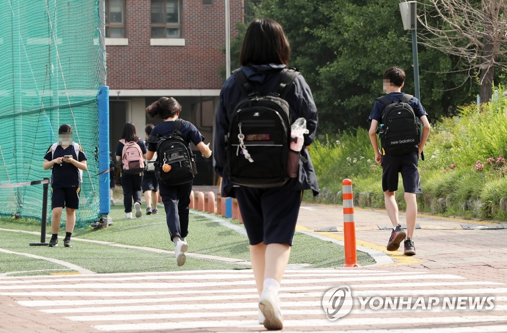 지난 14일 서울 동대문구 한 중학교에서 학생들이 등교하고 있다. [사진공동취재단. 연합뉴스 자료사진. 재판매 및 DB 금지]