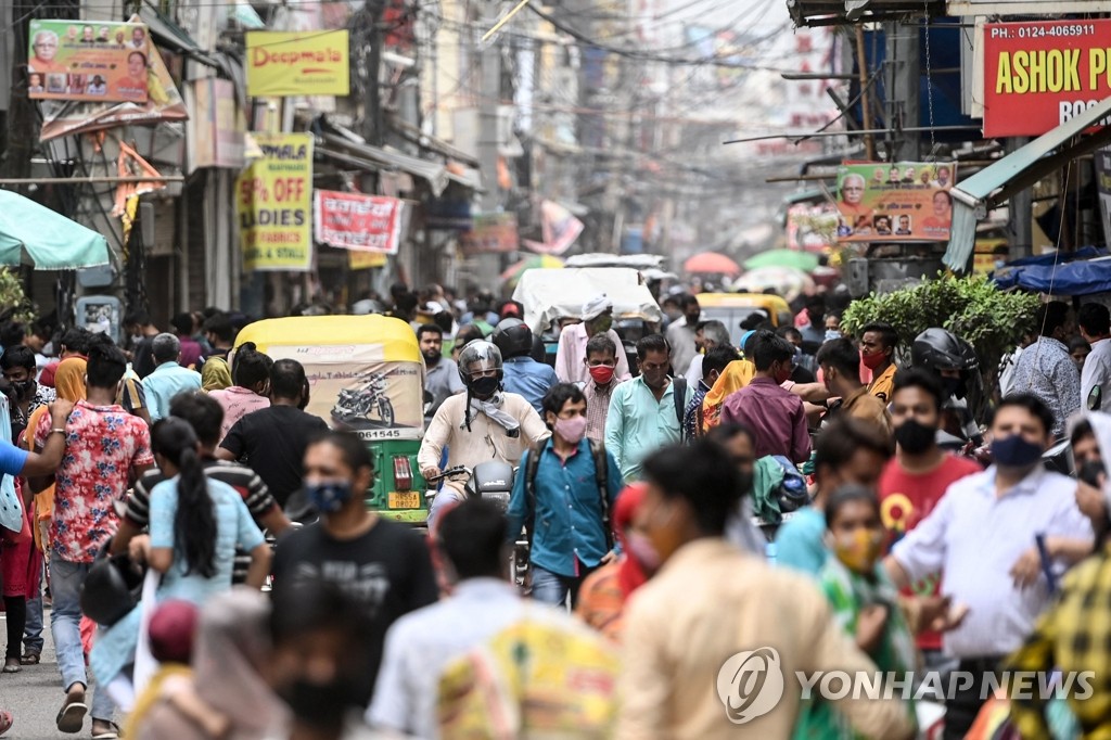 코로나19 신규 확진 감소에 영업 정상화한 인도 시장