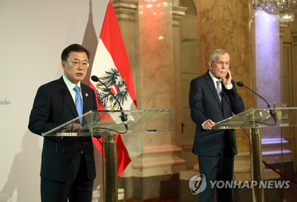 South Korean President Moon Jae-in (L) holds a joint press conference with his Austrian counterpart, Alexander Van der Bellen, on the results of their summit in Vienna on June 14, 2021. (Yonhap)