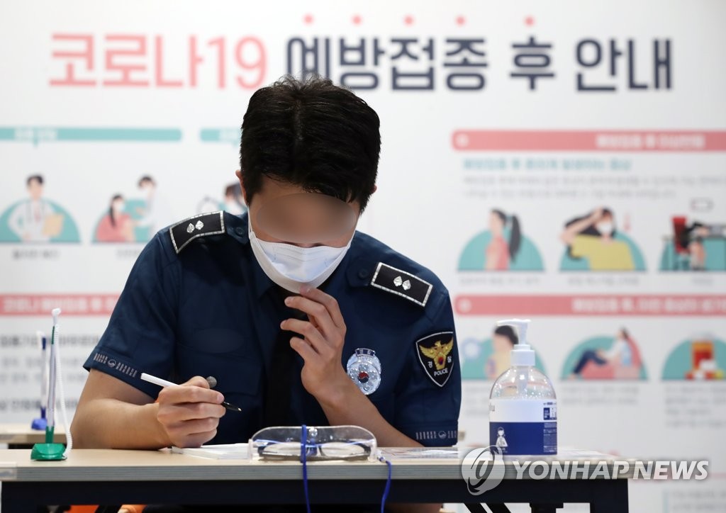 예진표 작성하는 경찰관