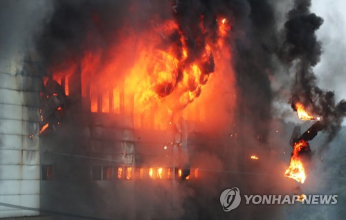 L'incendie d'un entrepôt de Coupang fait rage depuis plus d'un jour, un pompier bloqué à l'intérieur