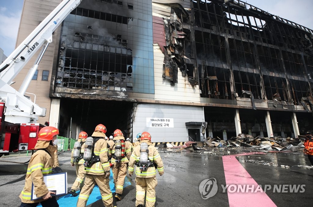 Inspectors enter a Coupang warehouse in Icheon, 80 kilometers southeast of Seoul, to check the building's safety on June 19, 2021. (Yonhap)