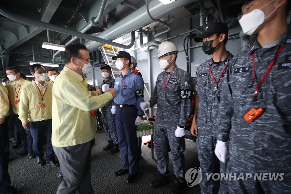 격려하는 김부겸 총리