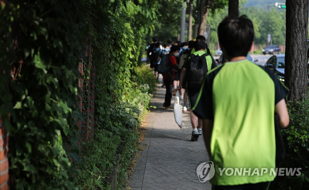 등교하는 서울 중학생들