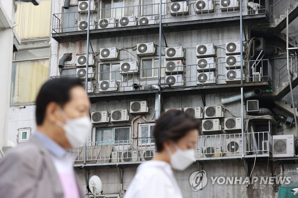 6월 21일 서울 중구의 한 건물에 에어컨 실외기가 빼곡히 설치돼 있는 모습. [연합뉴스 자료 사진]
