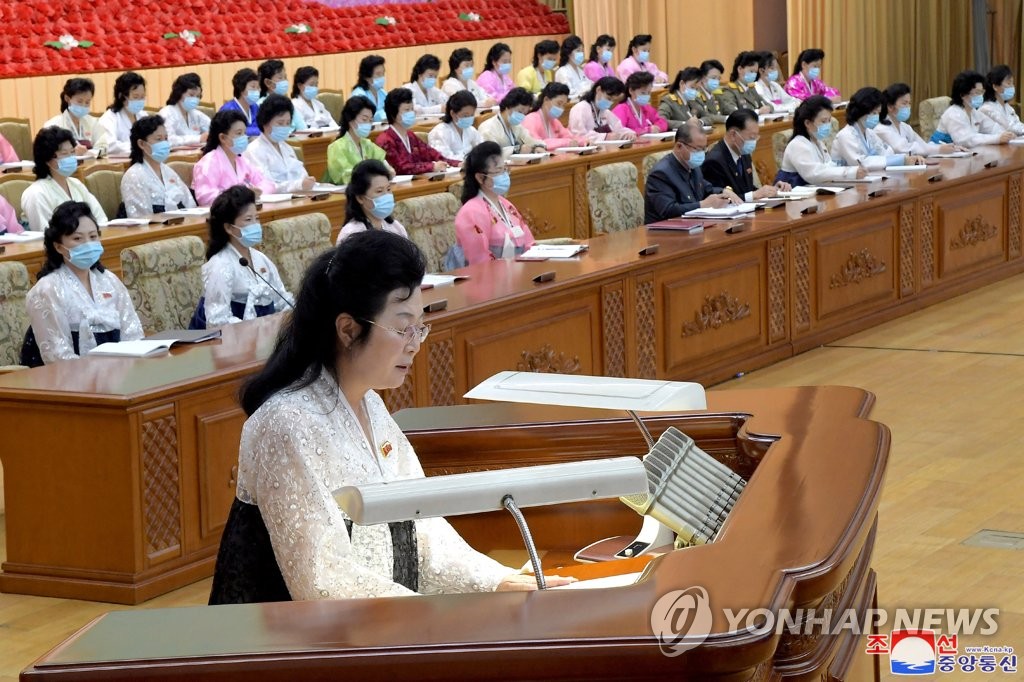 북한 '사회주의여성동맹' 대회…마스크 쓴 참가자들