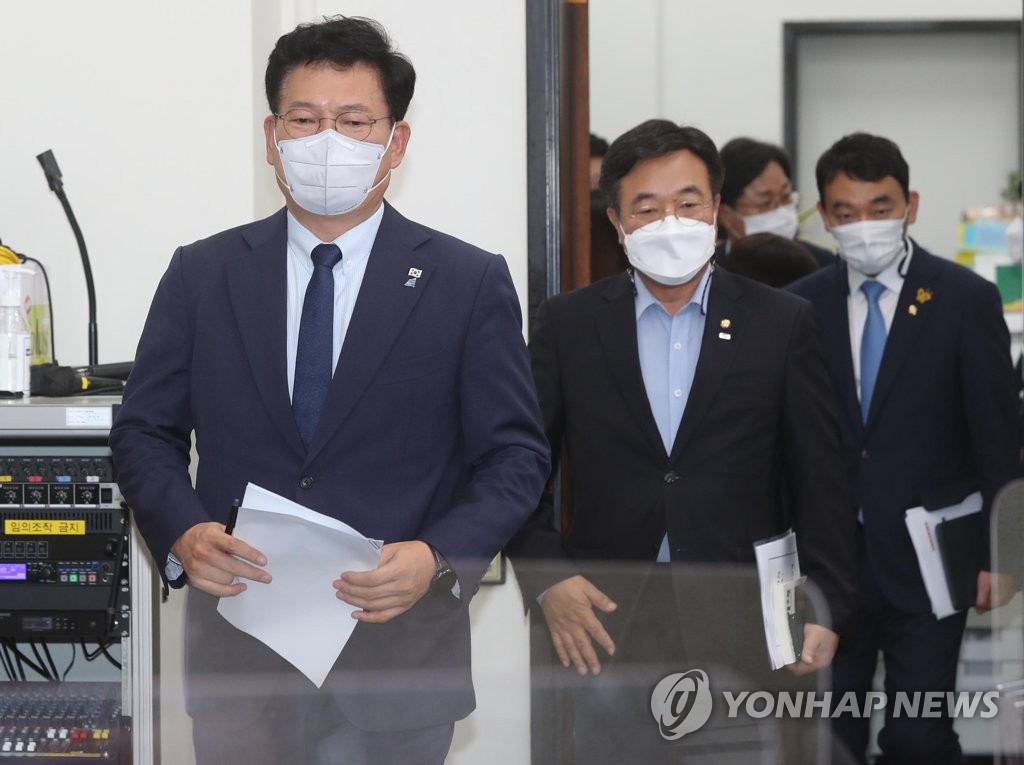 최고위원회의 입장하는 민주당 송영길 대표