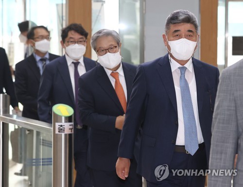 투자계약 체결 위해 회생법원 들어서는 이스타항공-성정 관계자들