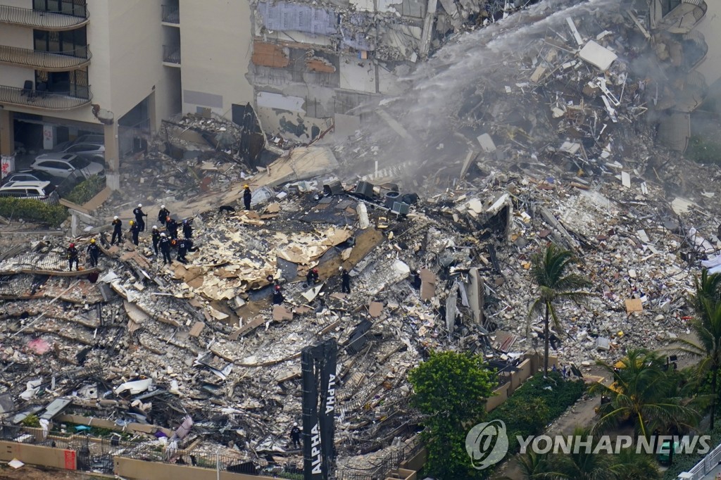 전쟁터 방불케 하는 미 아파트 붕괴사고 현장