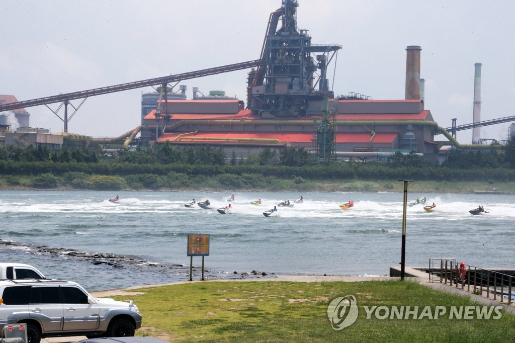 포스코 포항제철소 지나가는 수상오토바이