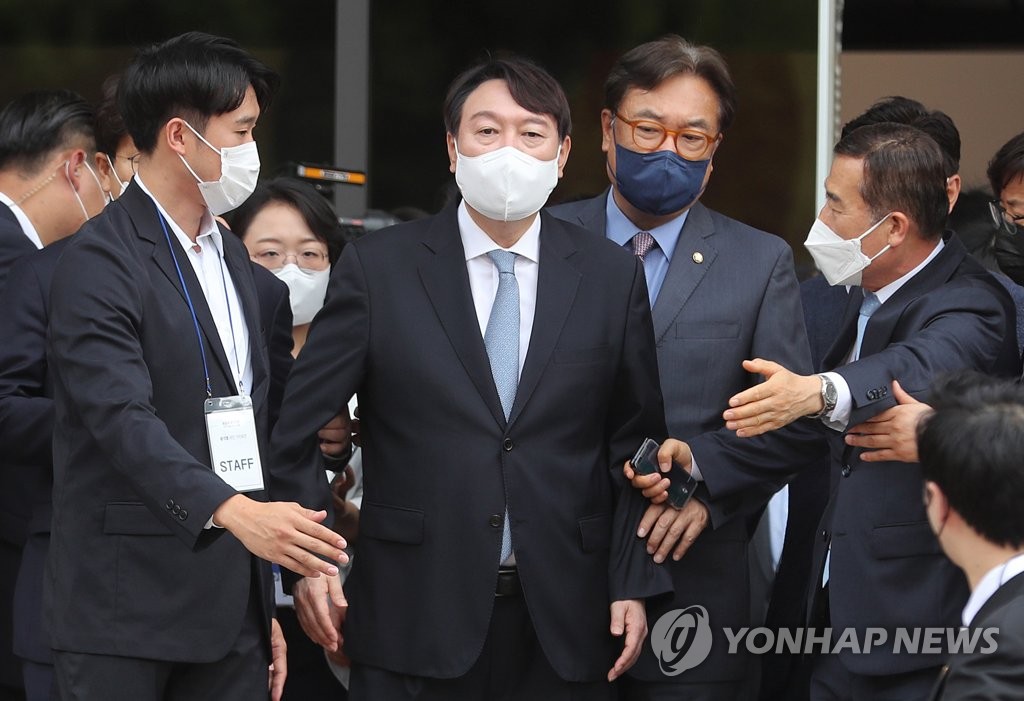 지지자에게 모습 드러낸 윤석열 전 검찰총장
