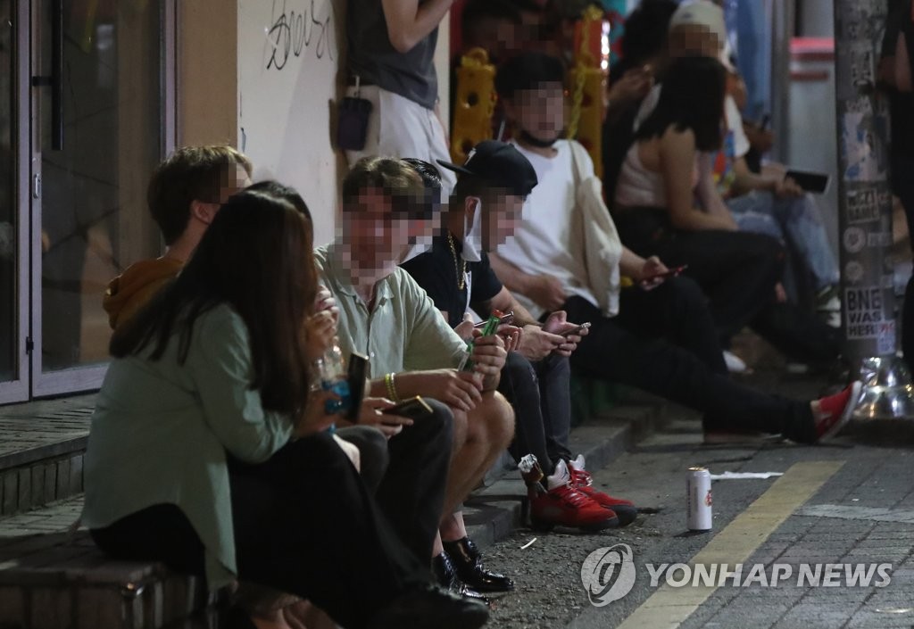 '영업종료 시간 되자 거리로'
