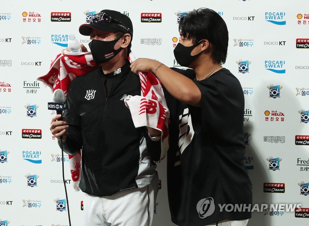 축하받는 이강철 감독