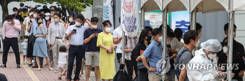 후텁지근 날씨에도 코로나19 검사 위해 '장사진'