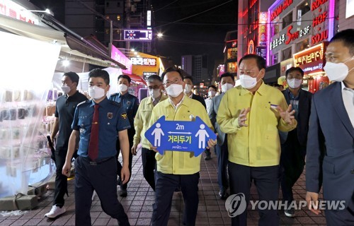홍대거리 방역 캠페인 하는 김부겸 총리