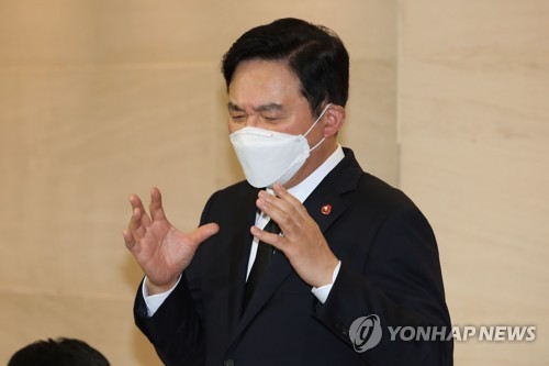 조문 마치고 인터뷰하는 원희룡 제주도지사
