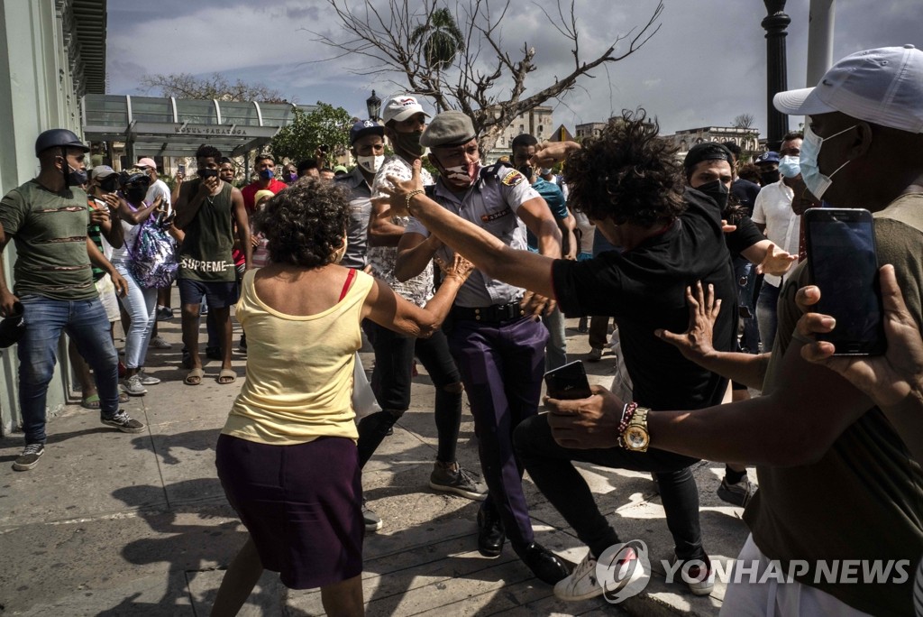 '코로나 사태' 항의 반정부 시위대 체포하는 쿠바 경찰