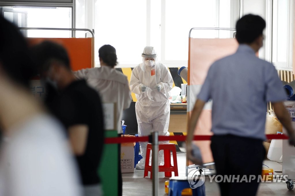북적거리는 광주 북구 선별진료소