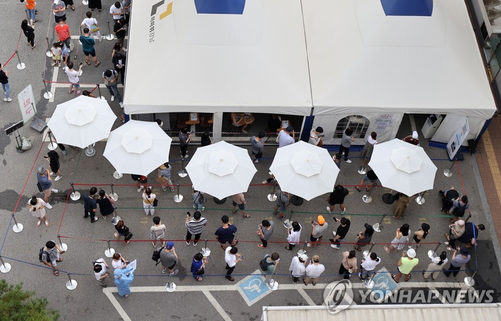 줄지 않는 검사 행렬, 신규확진 1천150명