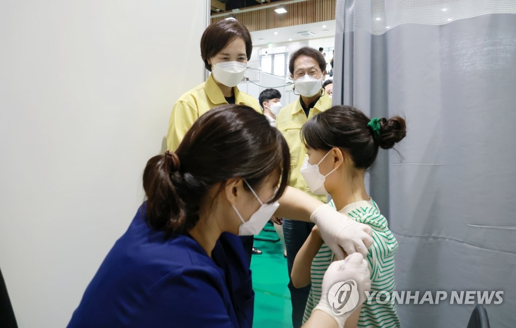 유치원·초등 1∼2학년 교사 백신 접종현장 방문한 유은혜 부총리