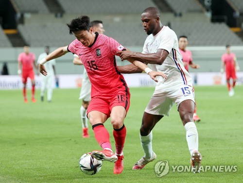 볼 다툼 벌이는 황의조