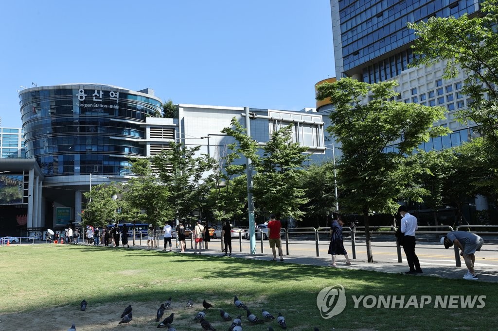 주말 선별진료소 긴 줄