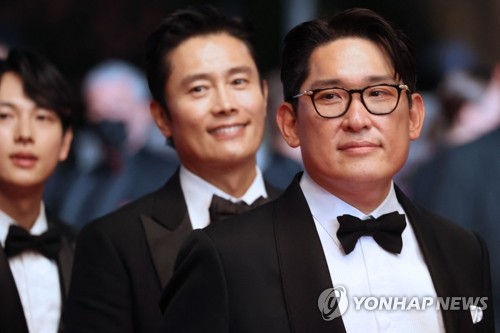 칸 영화제 초청작 상영 앞두고 극장 도착하는 한재림 감독