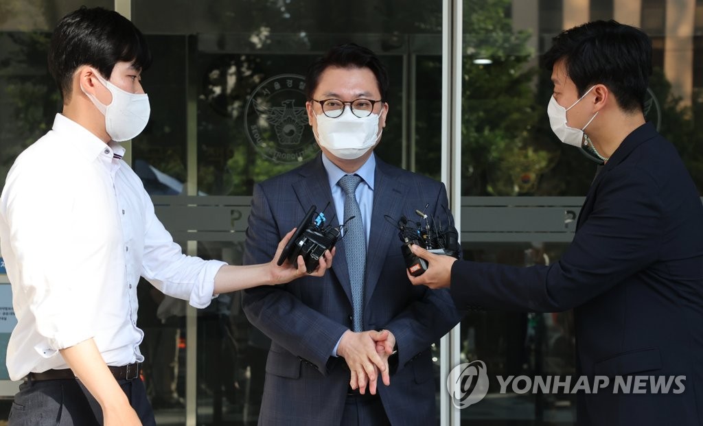 조사 마친 엄성섭 앵커