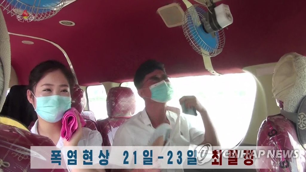 차량용 선풍기에 의지해 더위 식히는 북한 주민들
