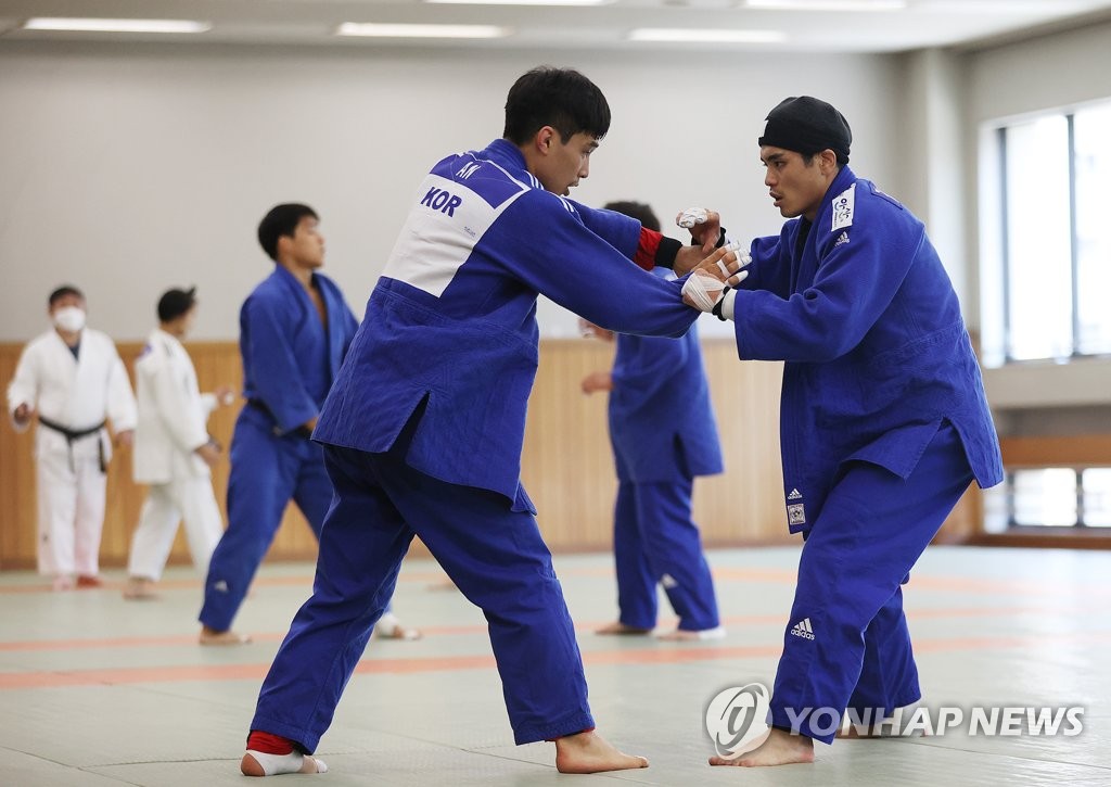 South Korean judoists in training South Korean judoists in training