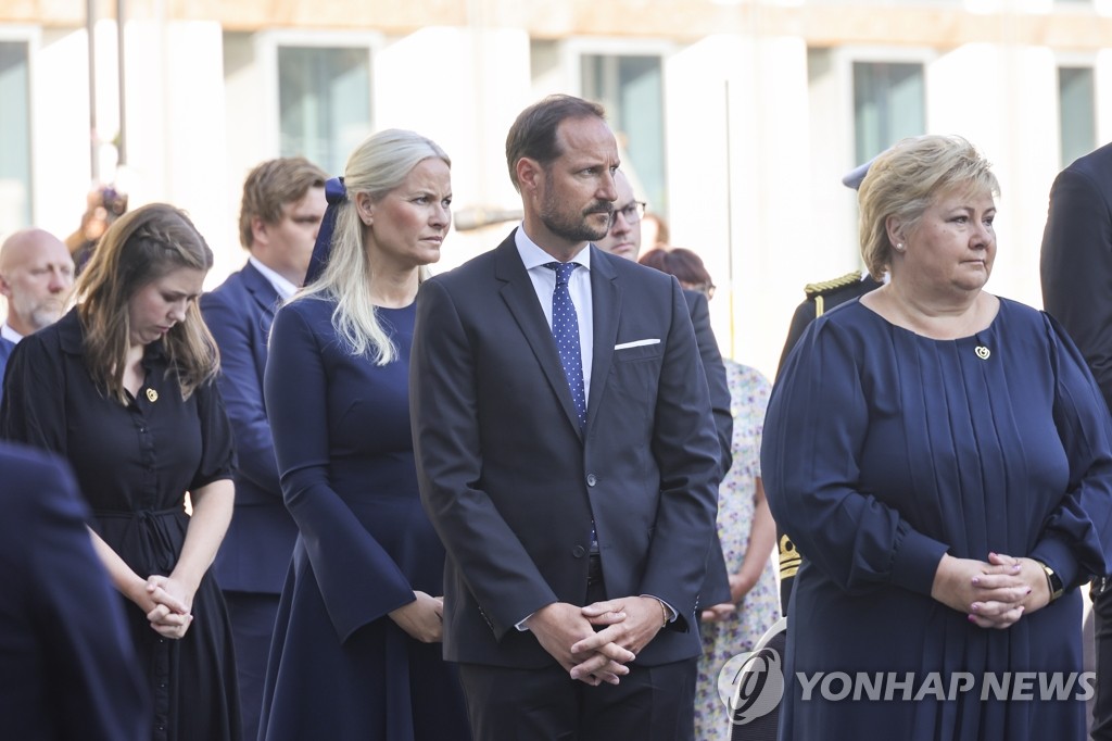테러 10주년 추도행사 참석하는 노르웨이 왕세자 부부