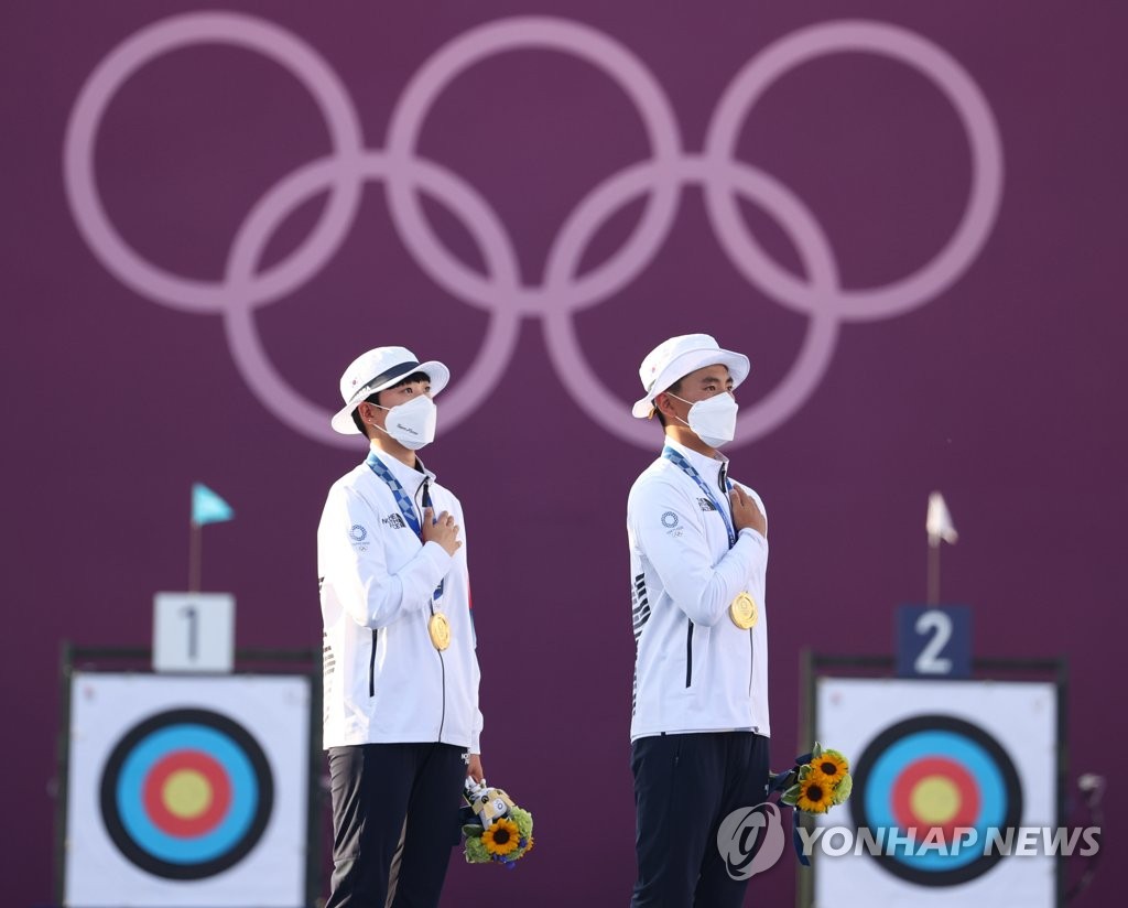 [올림픽] 국기에 경례하는 양궁 금메달리스트