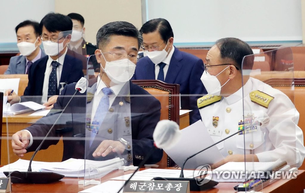 대화하는 서욱 국방부 장관과 부석종 해군참모총장