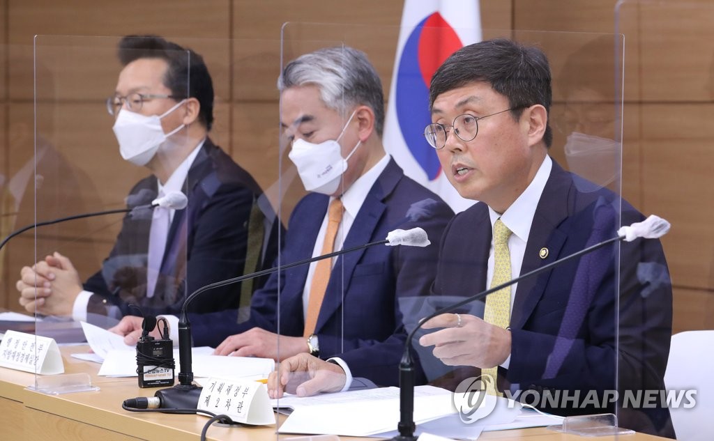 코로나19 피해지원 3종 패키지 주요 내용 발표하는 안도걸 2차관