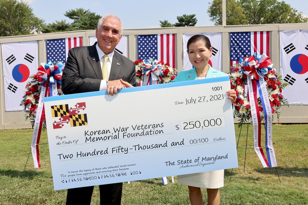 Yumi Hogan (R), the Korean-American wife of Maryland Gov. Larry Hogan, poses with John Tilelli, head of the Korean War Veterans Memorial Foundation, during a ceremony to donate US$250,000 to set up the Wall of Remembrance at the Korean War Veterans Memorial in Washington on July 27, 2021, in this photo provided by the governor's office. (PHOTO NOT FOR SALE) (Yonhap)
